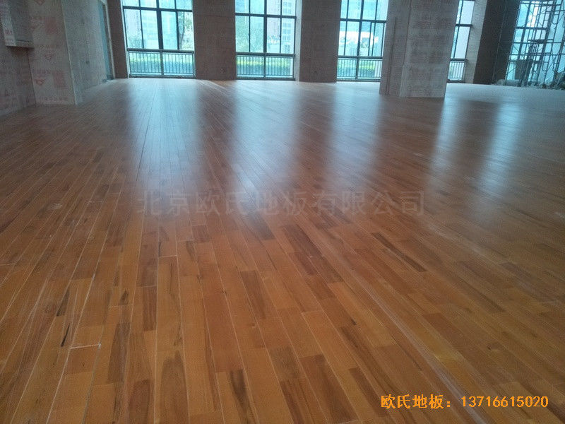 福建泉州海關(guān)橋南運(yùn)動(dòng)場(chǎng)體育地板鋪裝案例0