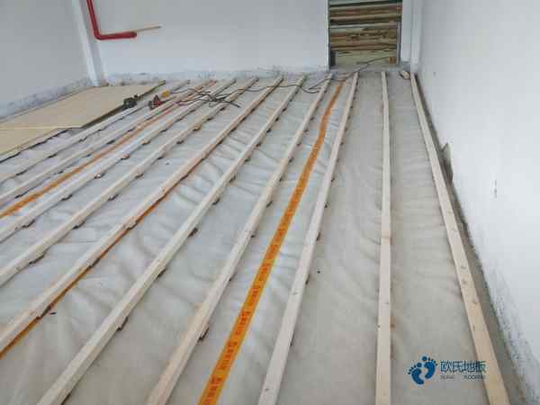 質(zhì)量好運(yùn)動籃球木地板施工隊3
