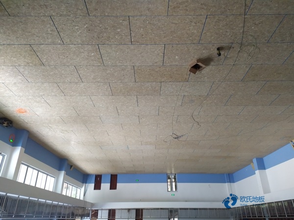 學(xué)?；@球體育地板施工步驟1